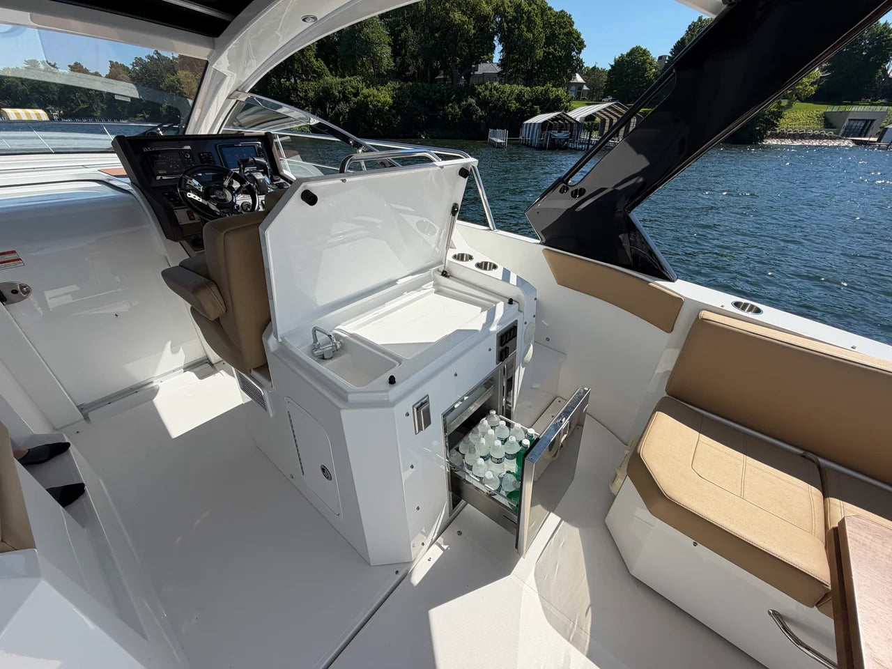 2015 Cruisers Yachts 390 EXPRESS COUPE 39.0 feet, Excelsior, Minnesota #38