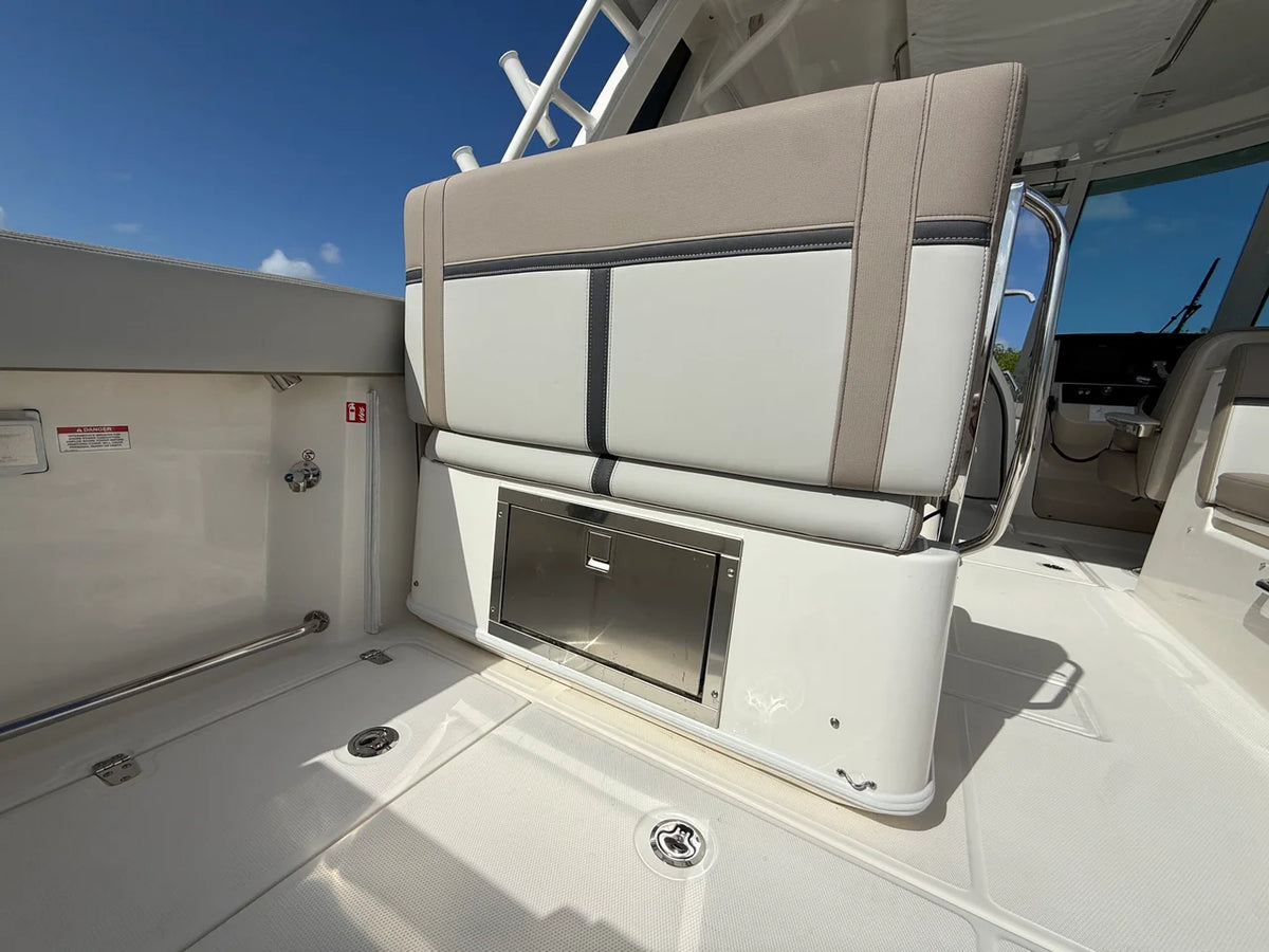 2027 Boston Whaler 330 Vantage 33.0 feet, Fort Myers, FL #23