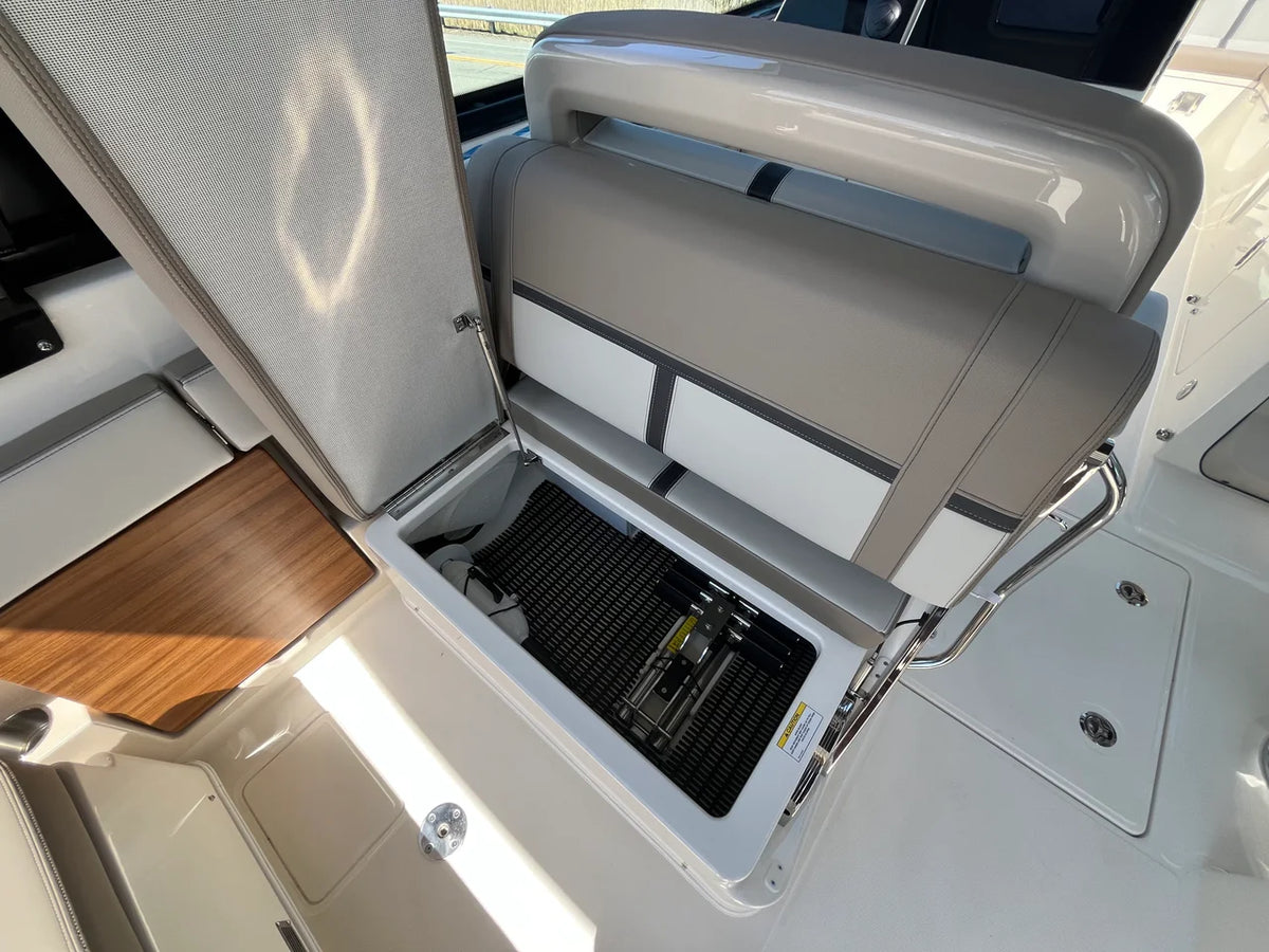 2026 Boston Whaler 330 Vantage 33.0 feet, Westbrook, Connecticut #19