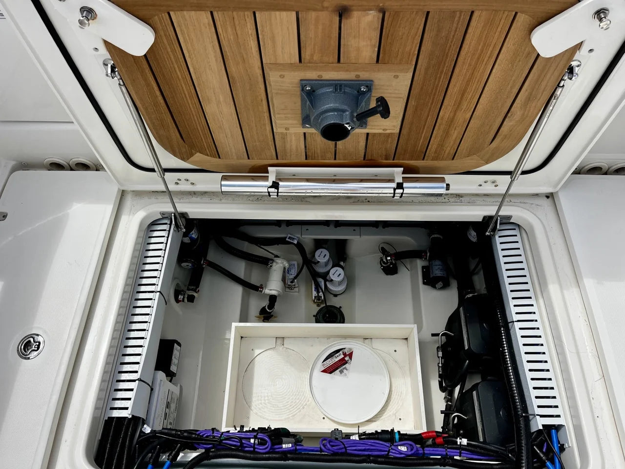 2023 Boston Whaler 330 OUTRAGE 33.0 feet, Venice, Florida #40
