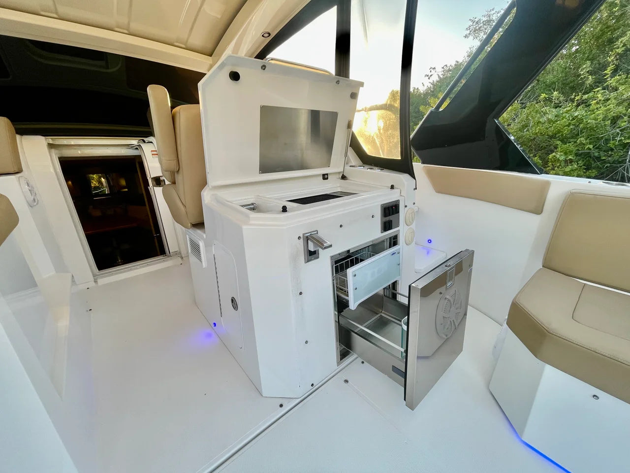 2016 Cruisers Yachts 390 EXPRESS COUPE 39.0 feet, Stuart, FL #16
