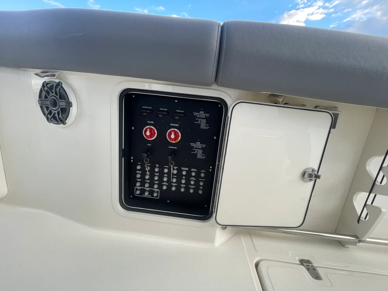 2025 Boston Whaler 330 OUTRAGE 33.0 feet, Quincy, MA #15