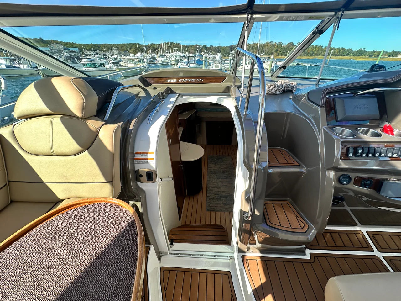 2014 Cruisers Yachts 380 EXPRESS 38.0 feet, Danvers, Massachusetts #20
