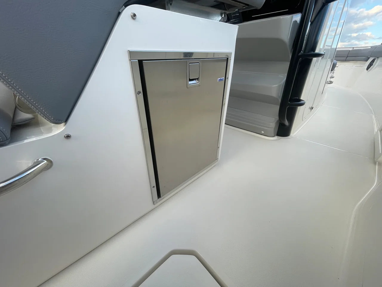 2025 Boston Whaler 330 OUTRAGE 33.0 feet, Quincy, MA #16