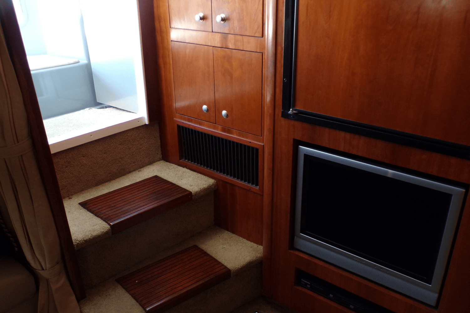 2005 Cruisers Yachts 370 EXPRESS 37.0 feet, Naples, FL #36