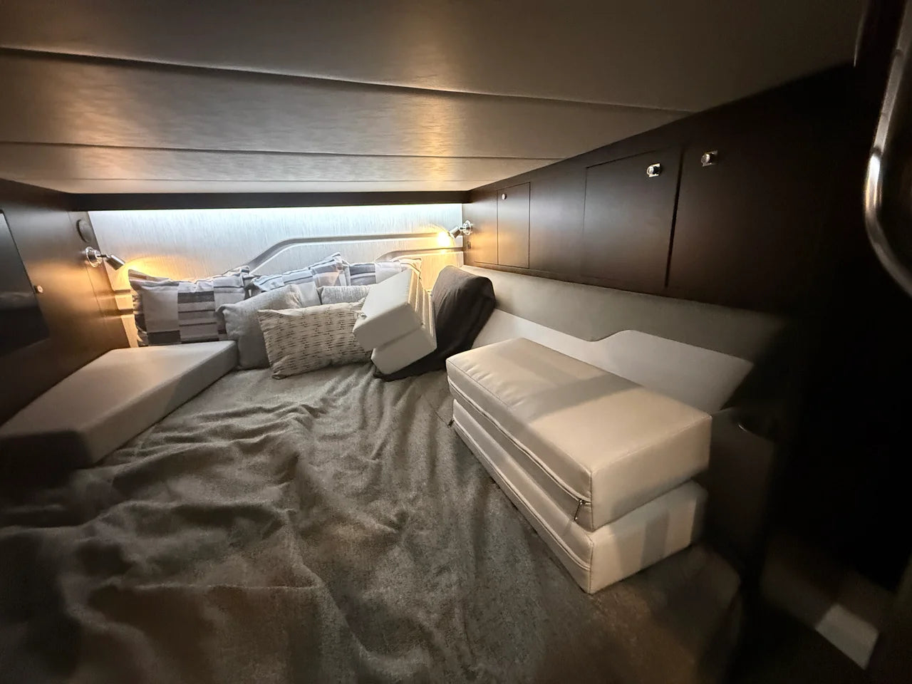 2027 Cruisers Yachts 42 GLS Outboard 42.0 feet, Lake Ozark, Missouri #29