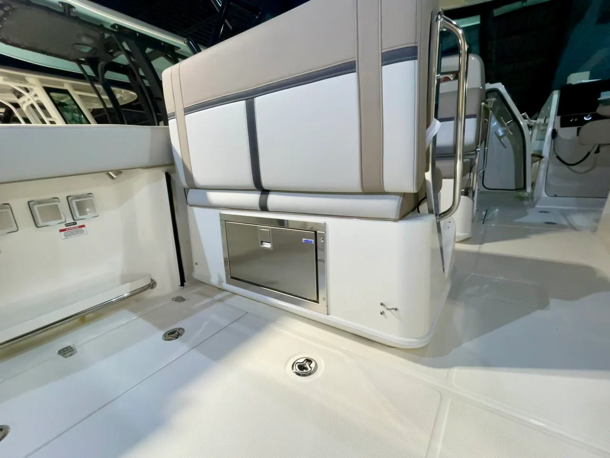 2026 Boston Whaler 330 Vantage 33.0 feet, Danvers, Massachusetts #8