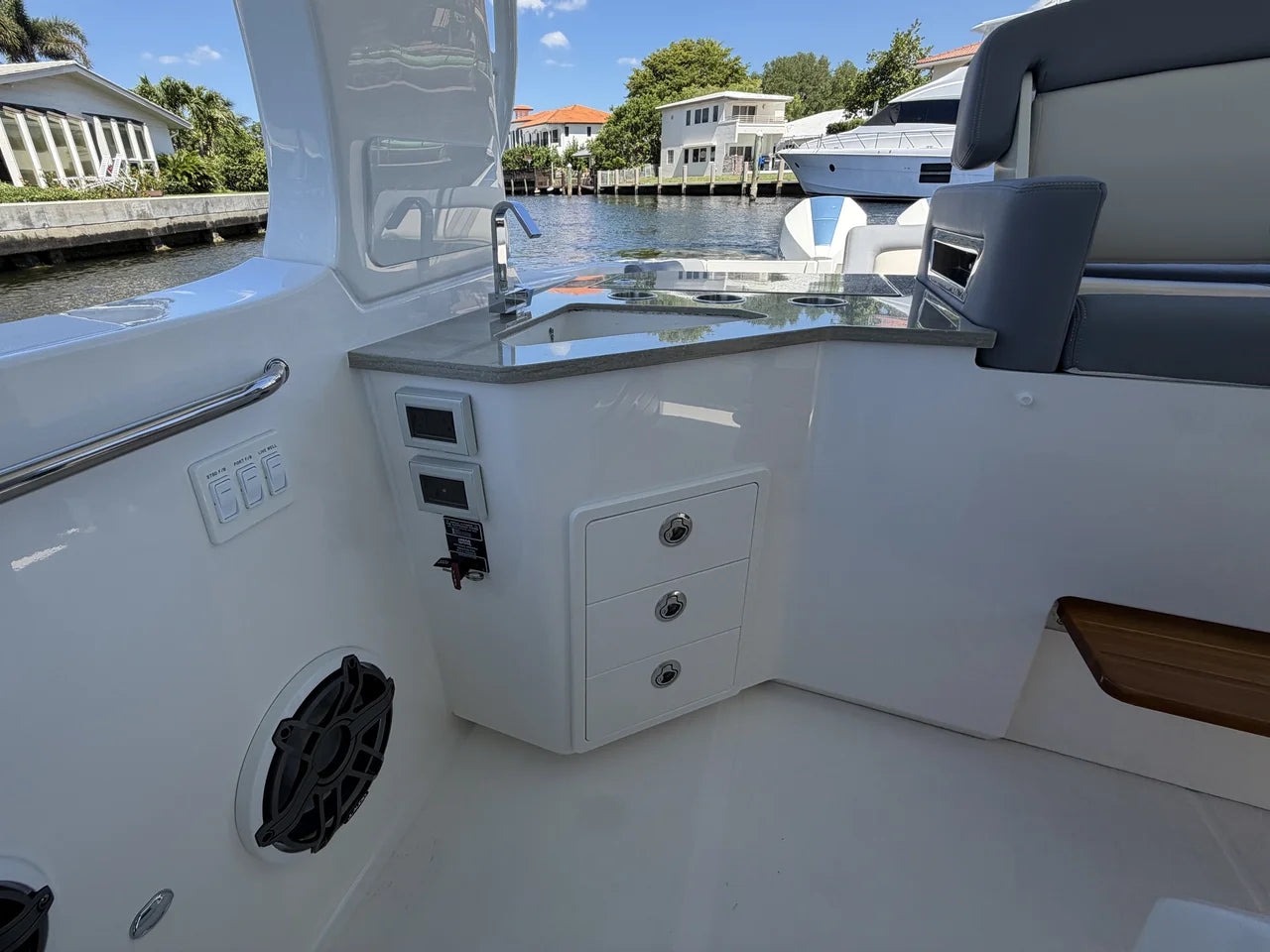 2024 Boston Whaler 350 REALM 35.0 feet, Pompano Beach, Florida #53