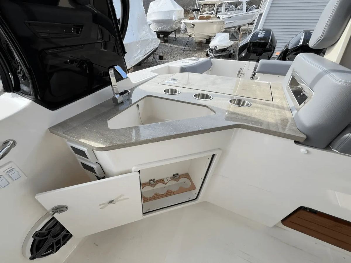 2025 Boston Whaler 350 REALM 35.0 feet, Quincy, MA #24