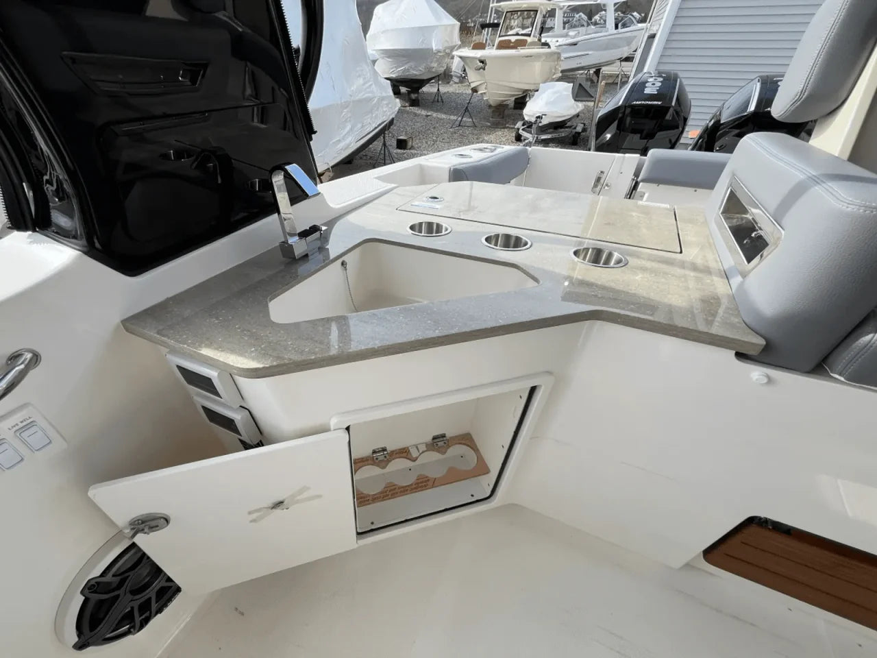 2025 Boston Whaler 350 REALM 35.0 feet, Quincy, MA #24