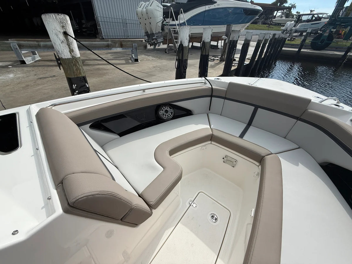 2027 Boston Whaler 330 Vantage 33.0 feet, Venice, Florida #6