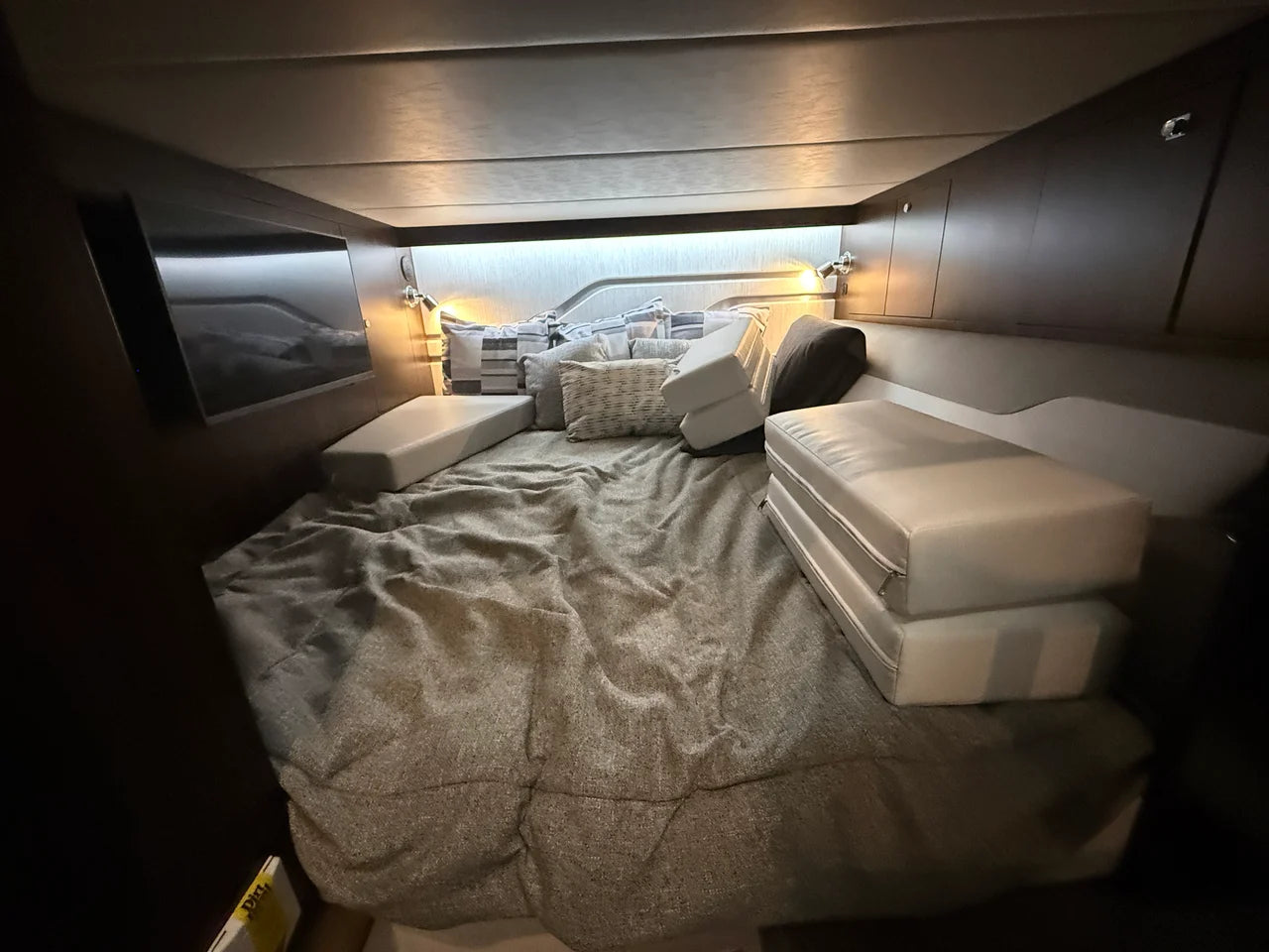 2027 Cruisers Yachts 42 GLS Outboard 42.0 feet, Lake Ozark, Missouri #28