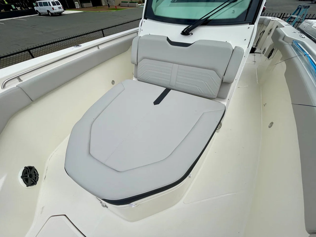 2027 Boston Whaler 330 Outrage 33.0 feet, Danvers, Massachusetts #23