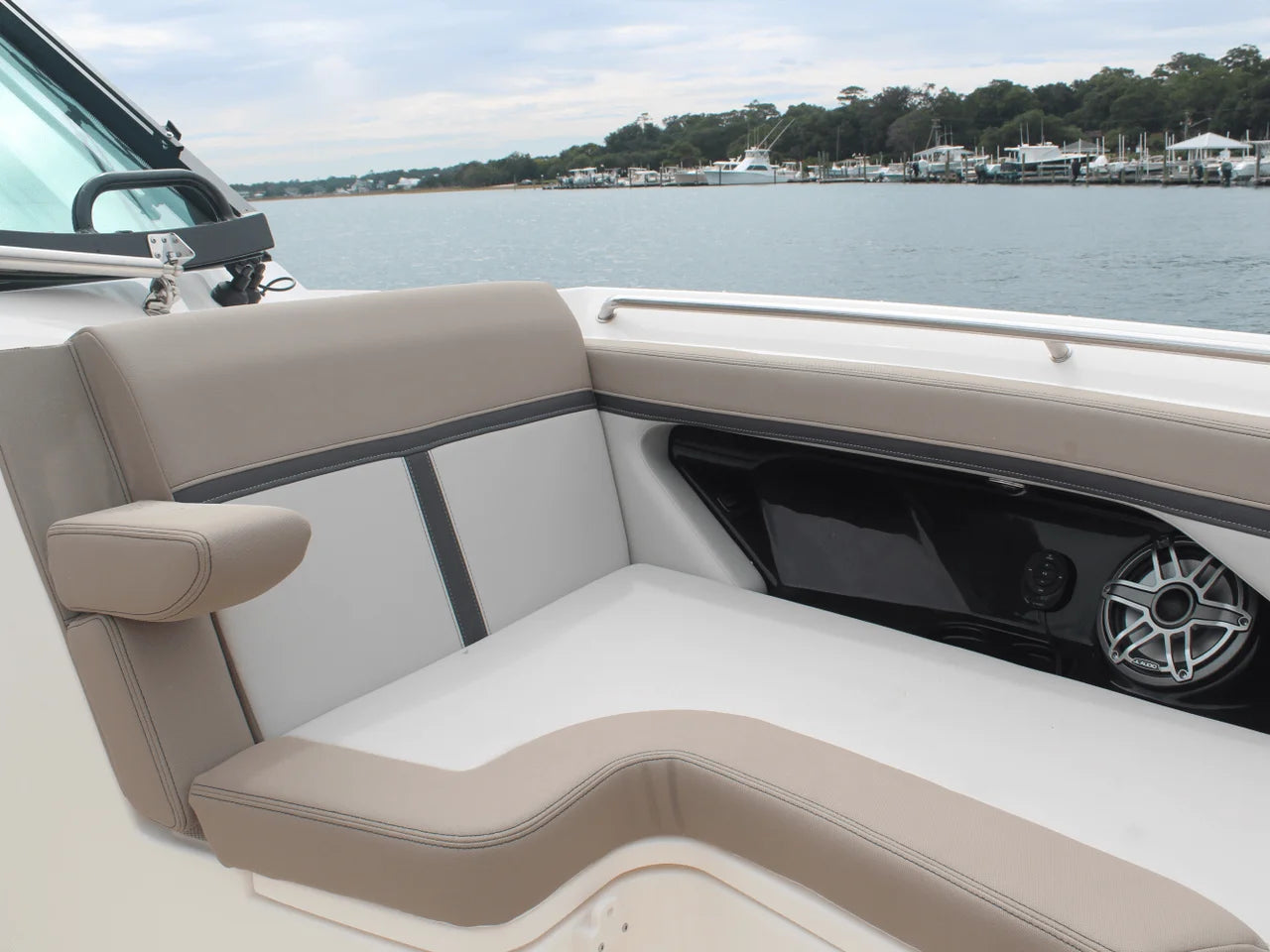 2026 Boston Whaler 330 Vantage 33.0 feet, Wrightsville Beach, North Carolina #63