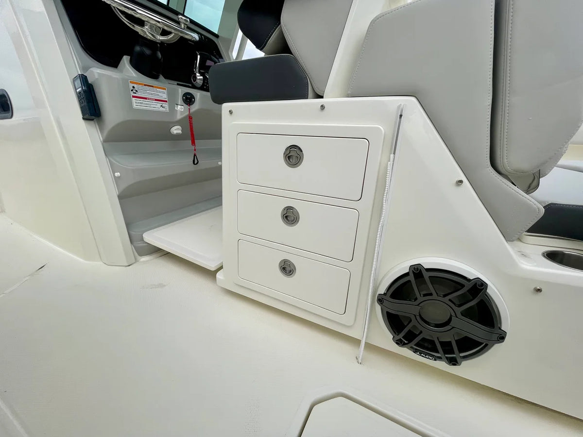 2027 Boston Whaler 330 Outrage 33.0 feet, Danvers, Massachusetts #15