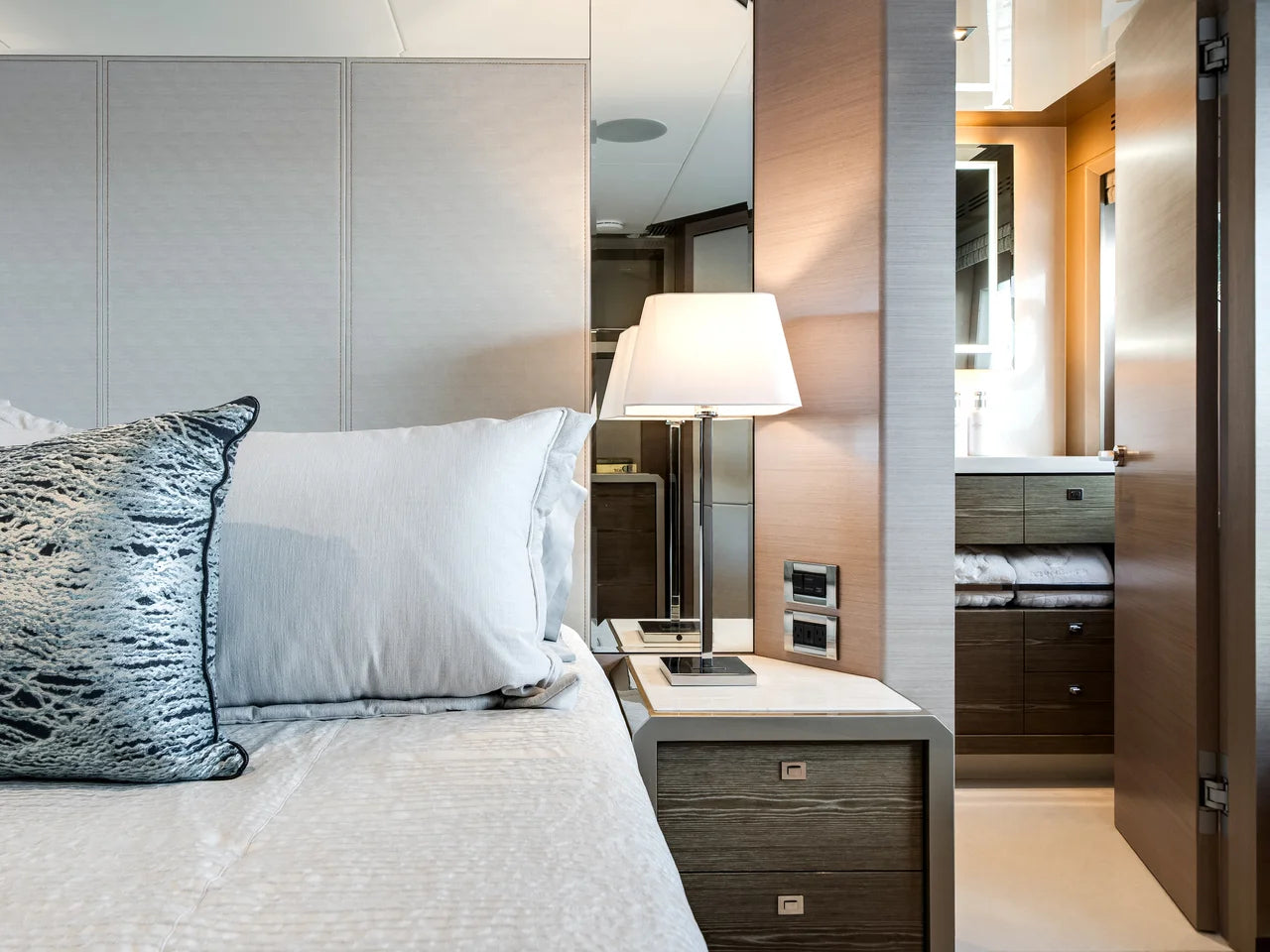 2023 Ocean Alexander 27R 88.0 feet, Ocean Reef, FL #55