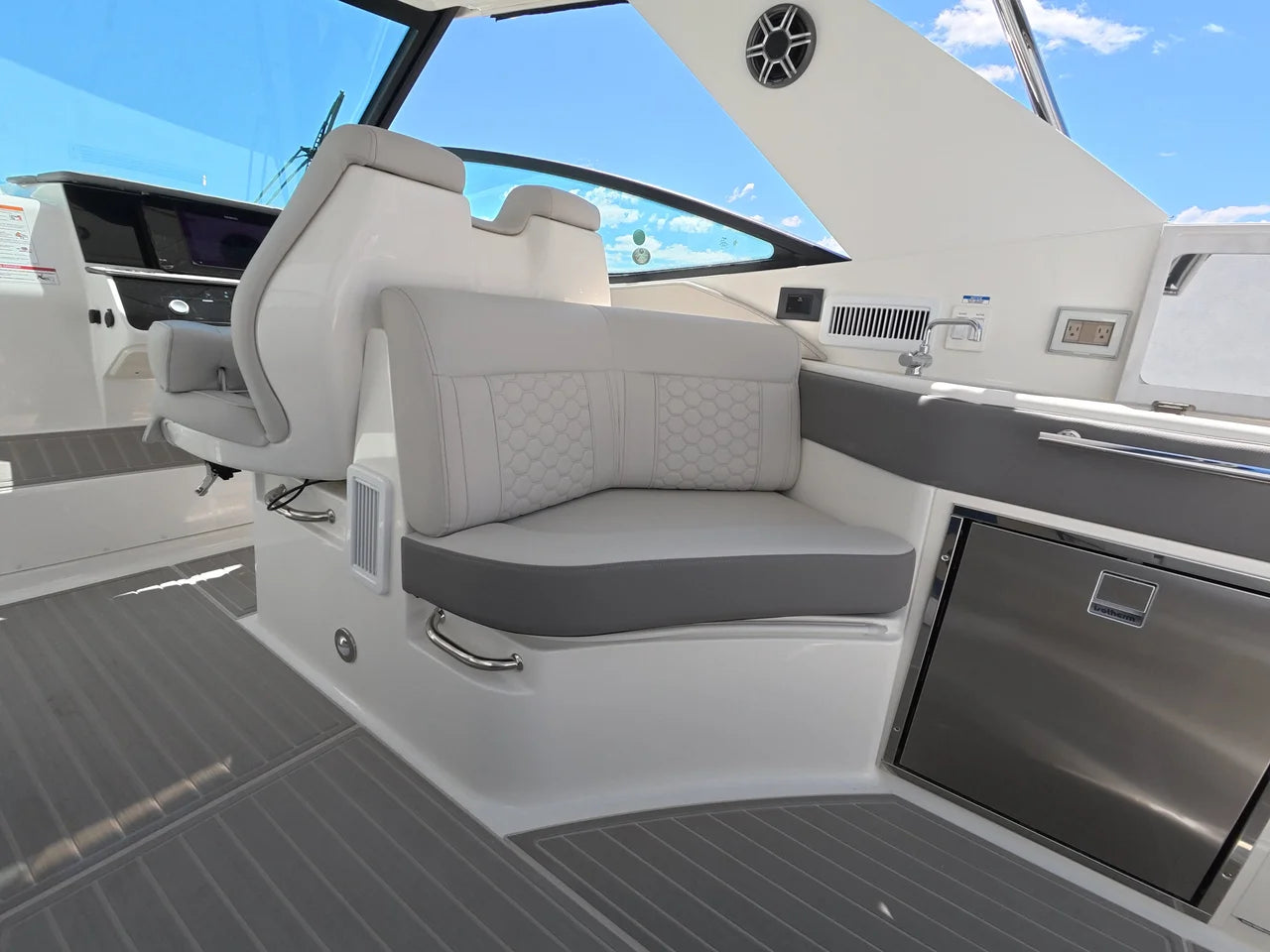 2026 Sea Ray Sundancer 320 Outboard 32.0 feet, Norwalk, Connecticut #14