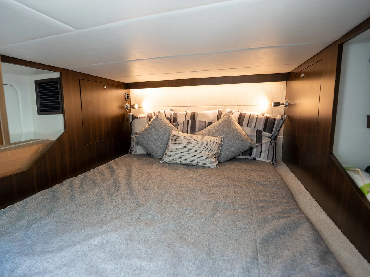 2027 Cruisers Yachts 38 GLS Outboard 38.0 feet, Miami, FL #25