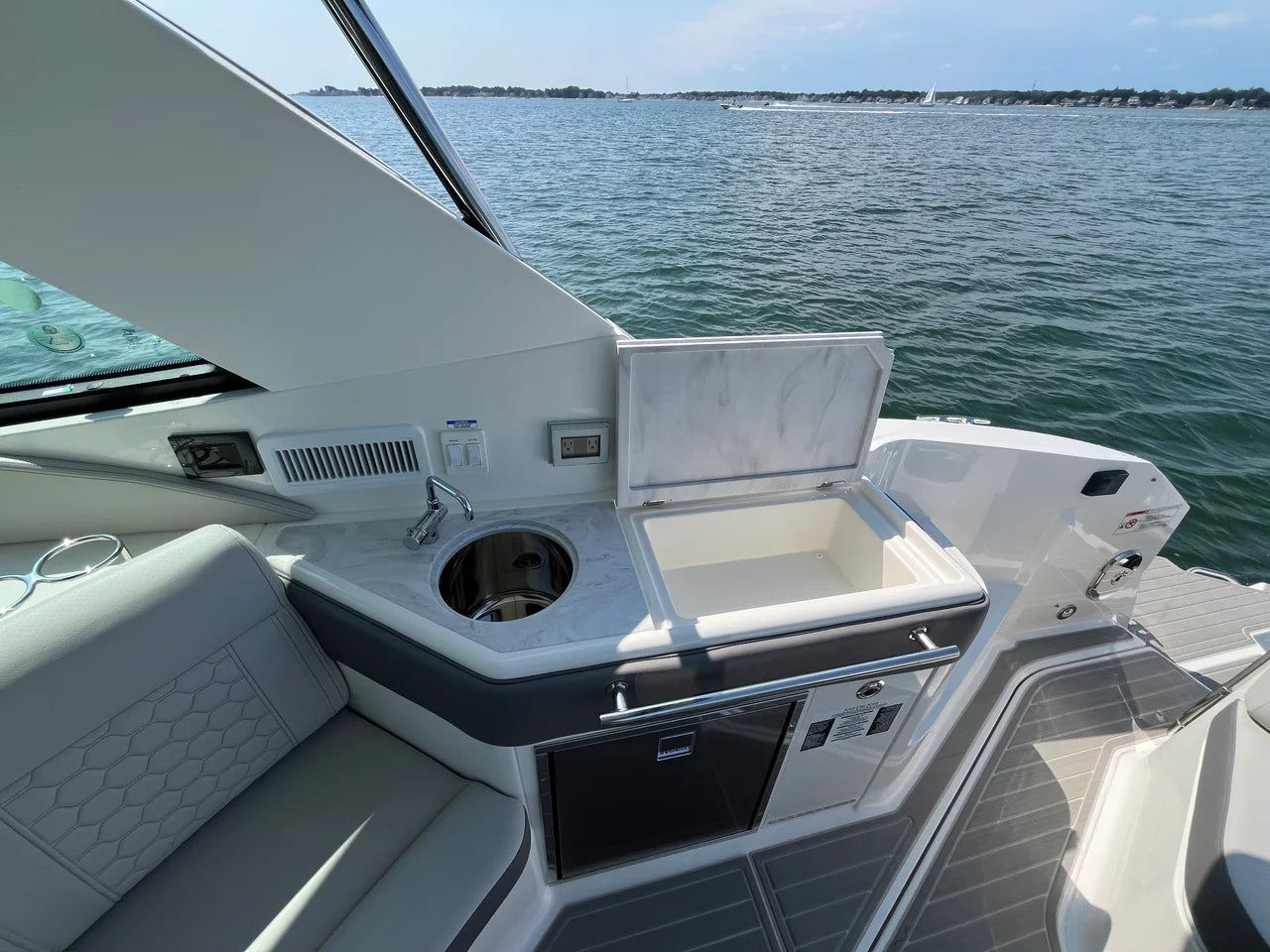 2026 Sea Ray Sundancer 320 Outboard 32.0 feet, Westbrook, Connecticut #16