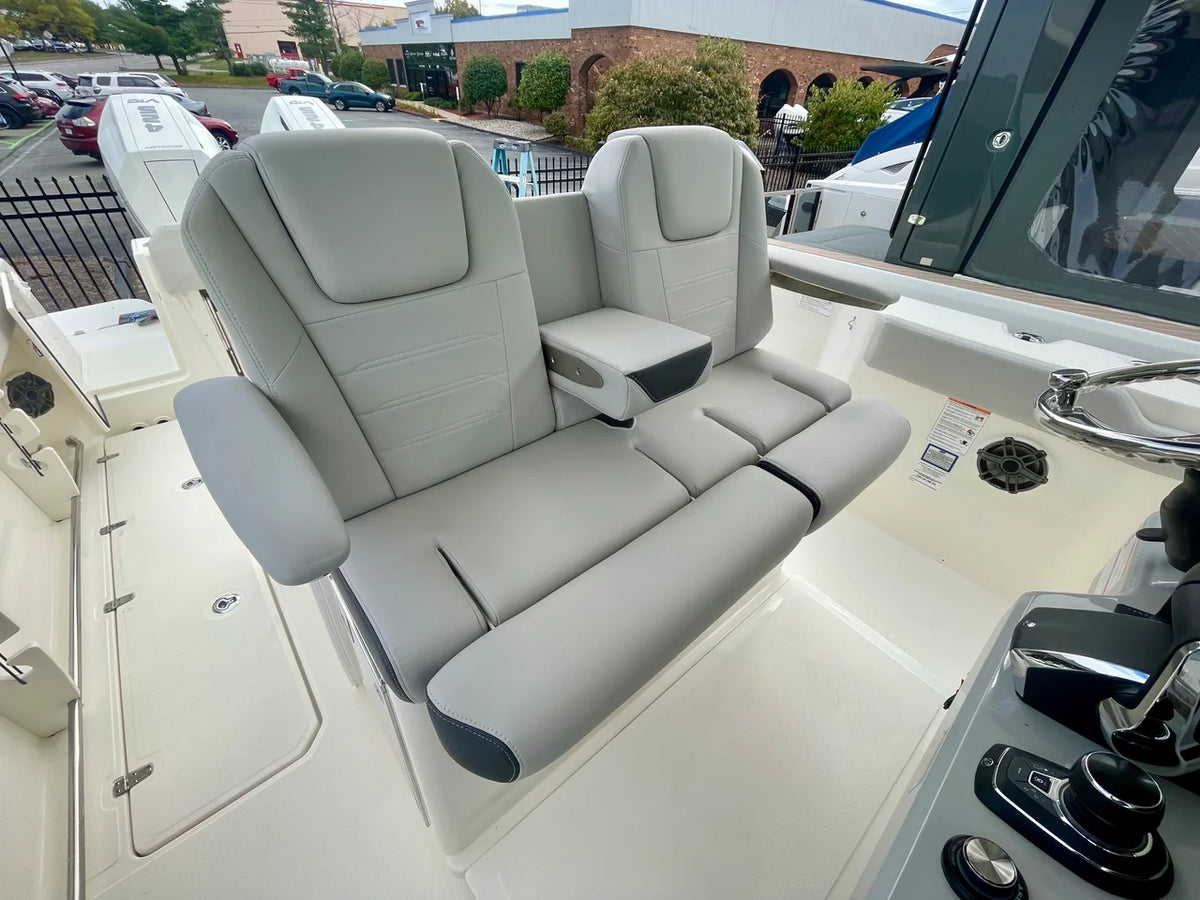 2027 Boston Whaler 330 Outrage 33.0 feet, Danvers, Massachusetts #13