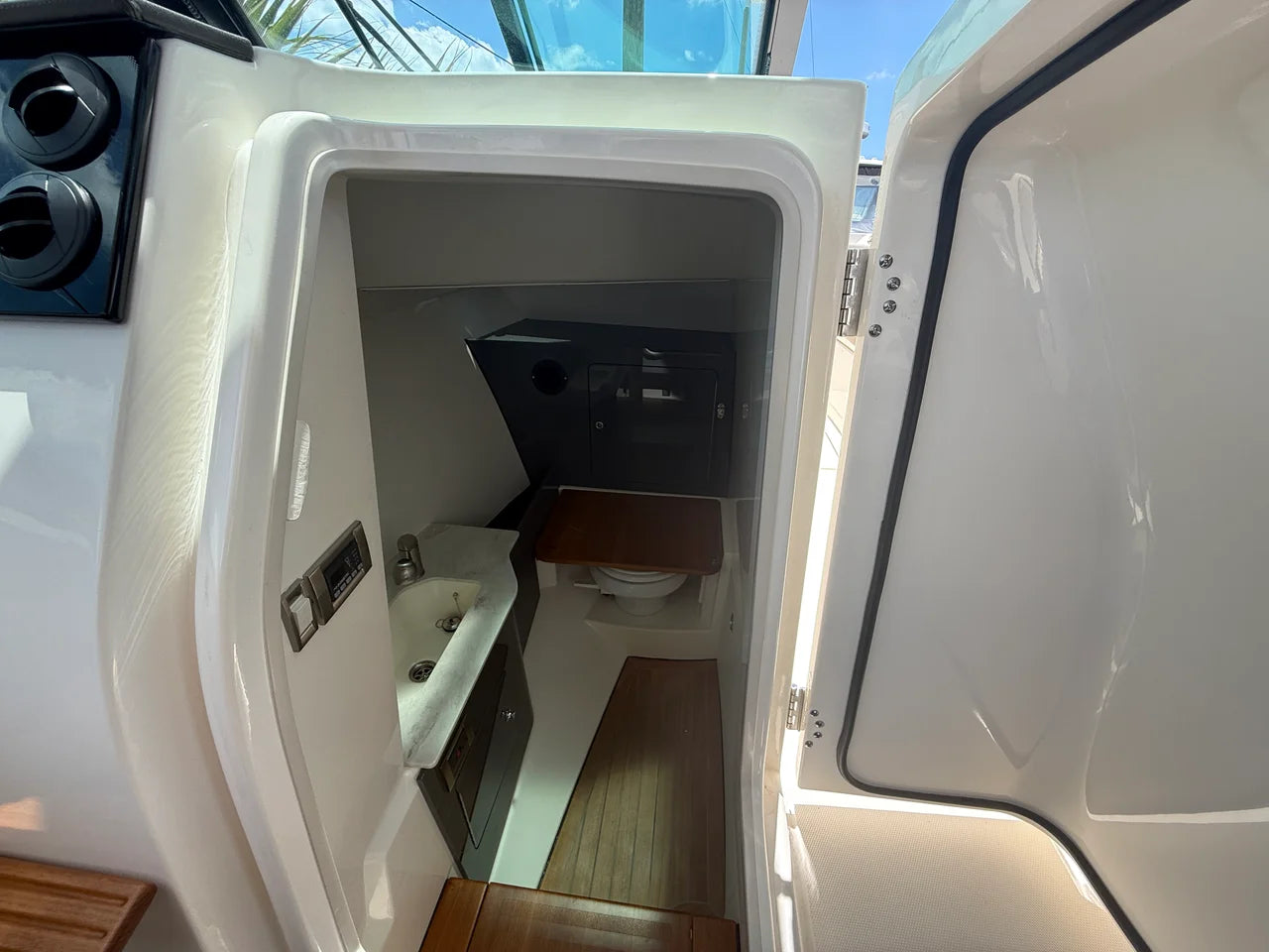 2025 Boston Whaler 330 Vantage 33.0 feet, Sarasota, FL #15