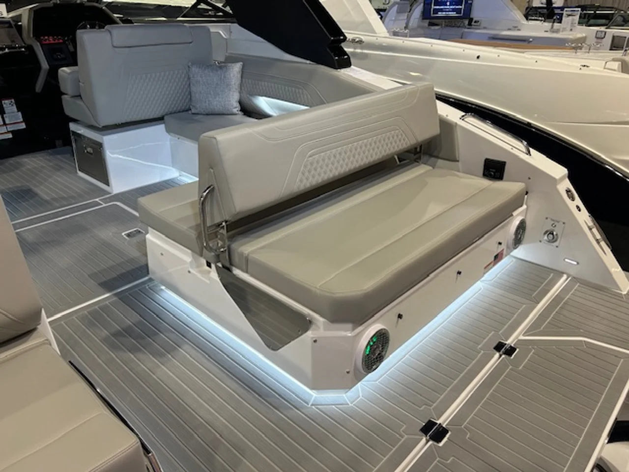 2026 Cruisers Yachts 34 GLS Outboard 34.0 feet, Lake Ozark, MO #36