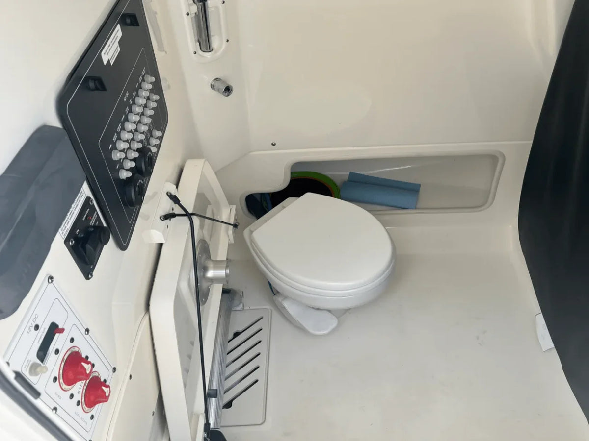 2022 Boston Whaler 250 OUTRAGE 25.0 feet, Quincy, MA #12