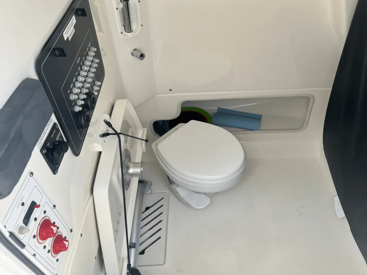 2022 Boston Whaler 250 OUTRAGE 25.0 feet, Quincy, MA #12