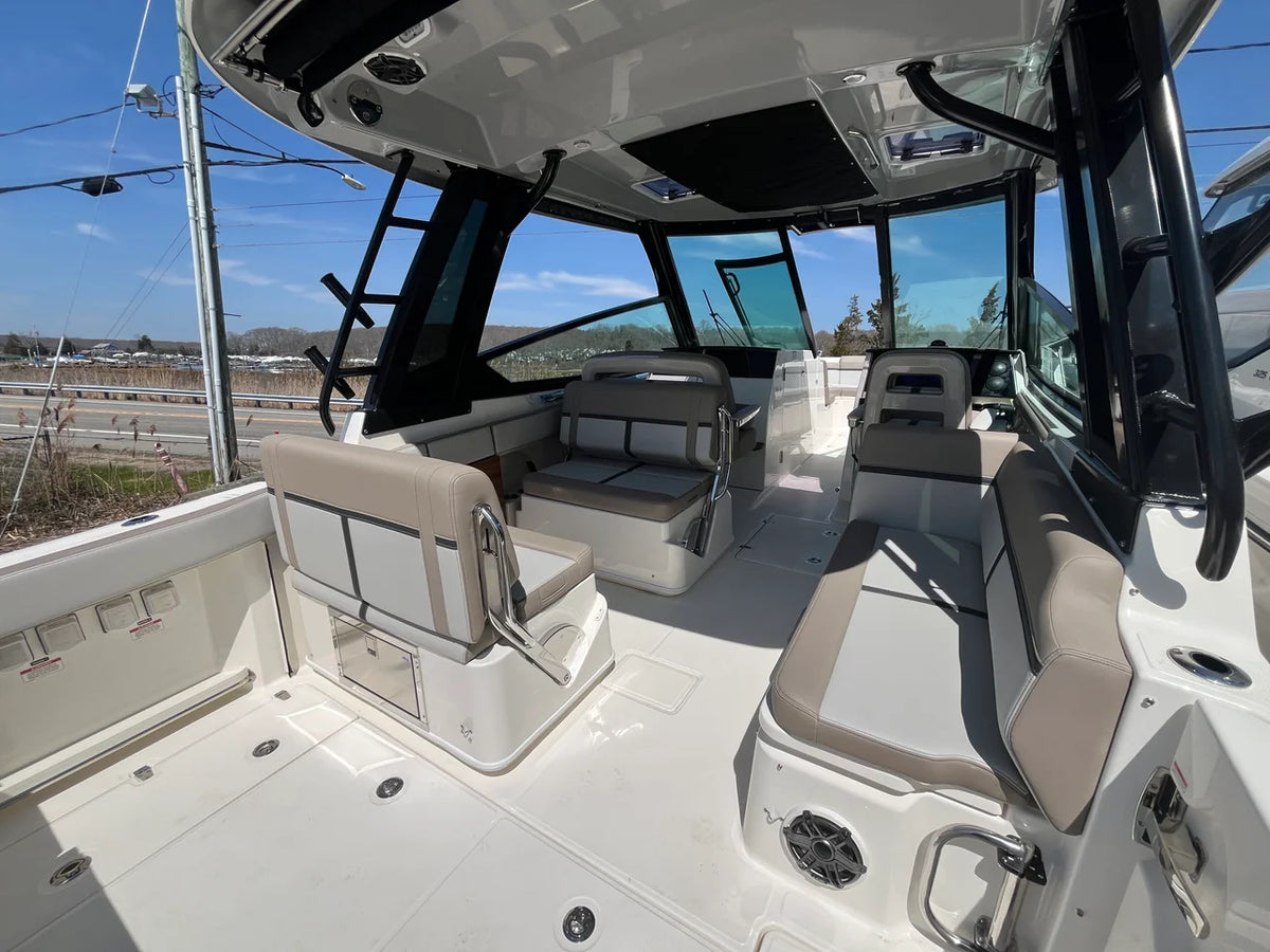 2026 Boston Whaler 330 Vantage 33.0 feet, Westbrook, Connecticut #11