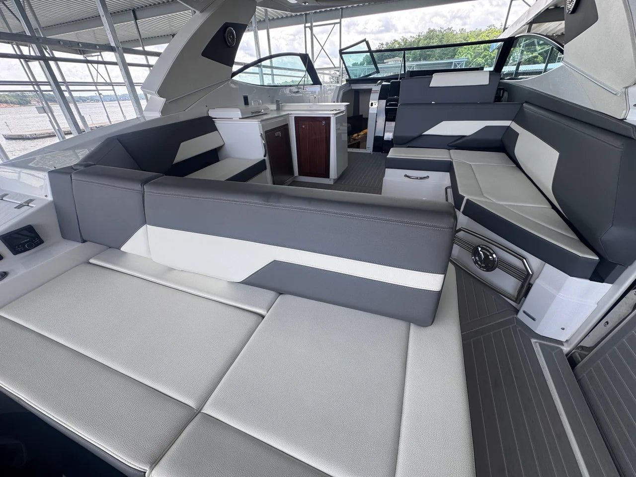 2023 Cruisers Yachts 38 GLS 38.0 feet, Lake Ozark, MO #6