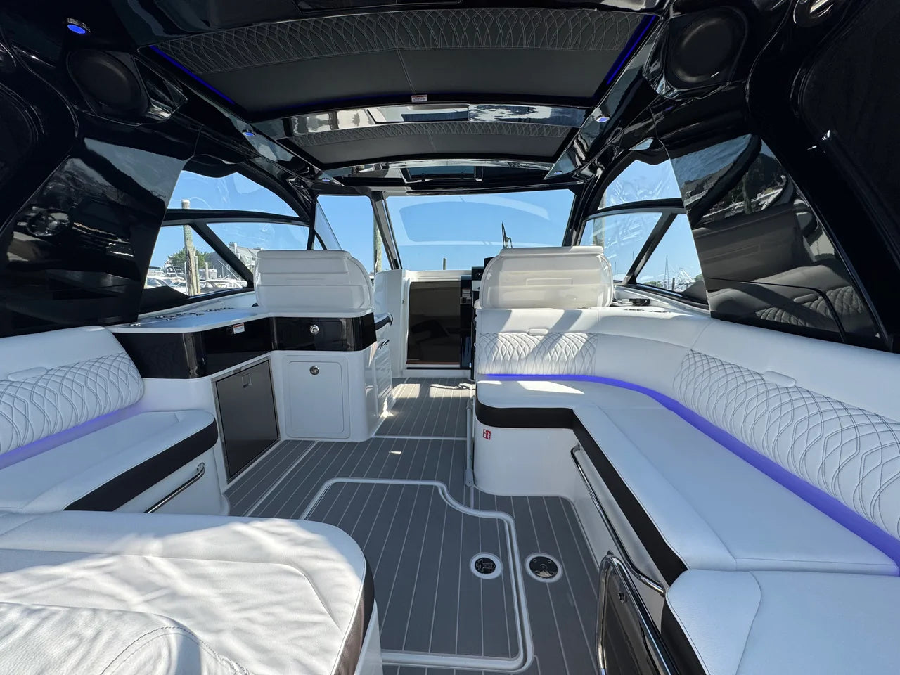 2025 Sea Ray 370 SUNDANCER OB 39.0 feet, Clearwater, Florida #9