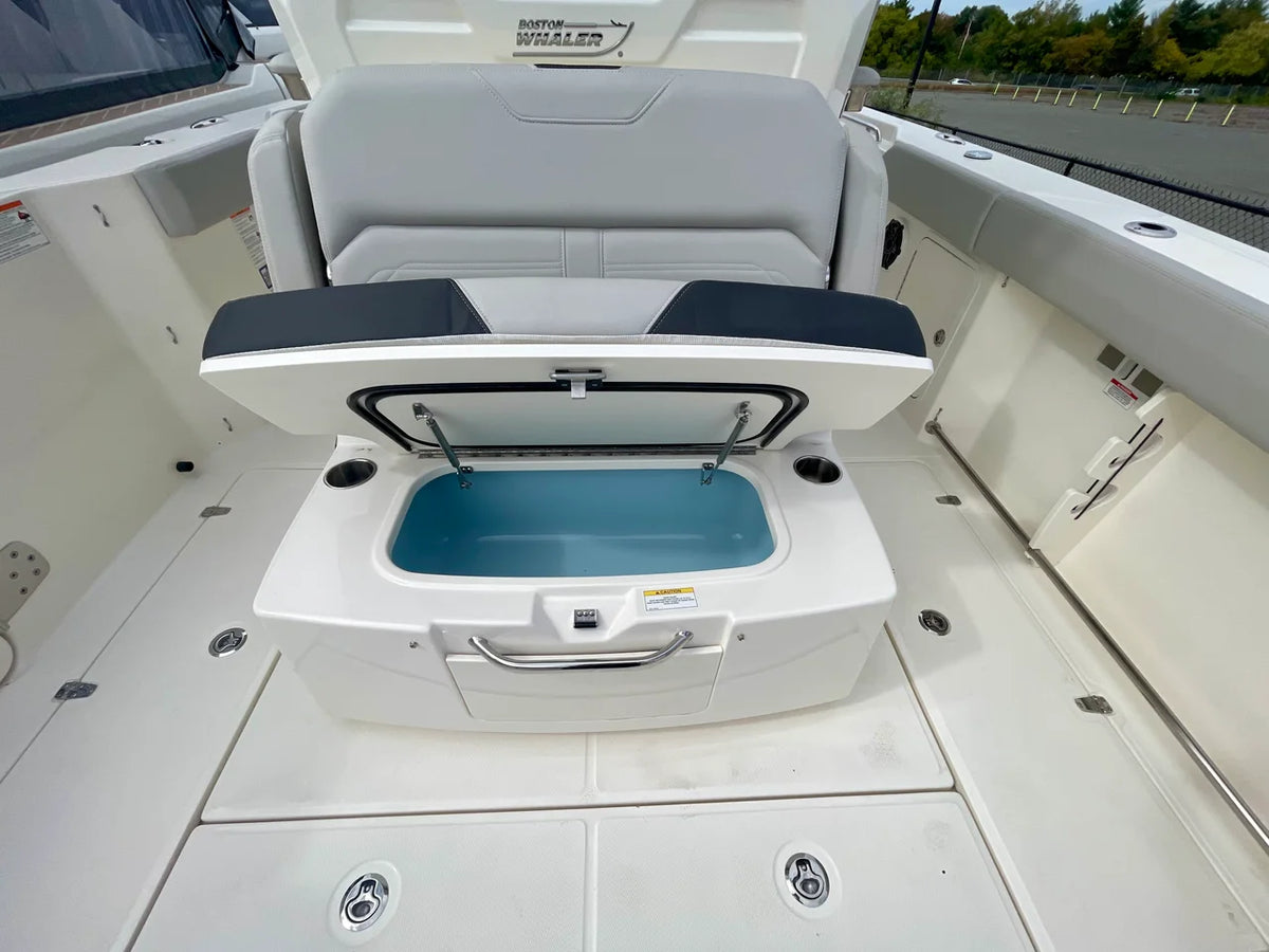 2027 Boston Whaler 330 Outrage 33.0 feet, Danvers, Massachusetts #10