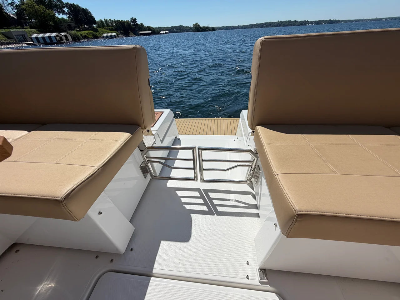 2015 Cruisers Yachts 390 EXPRESS COUPE 39.0 feet, Excelsior, Minnesota #40