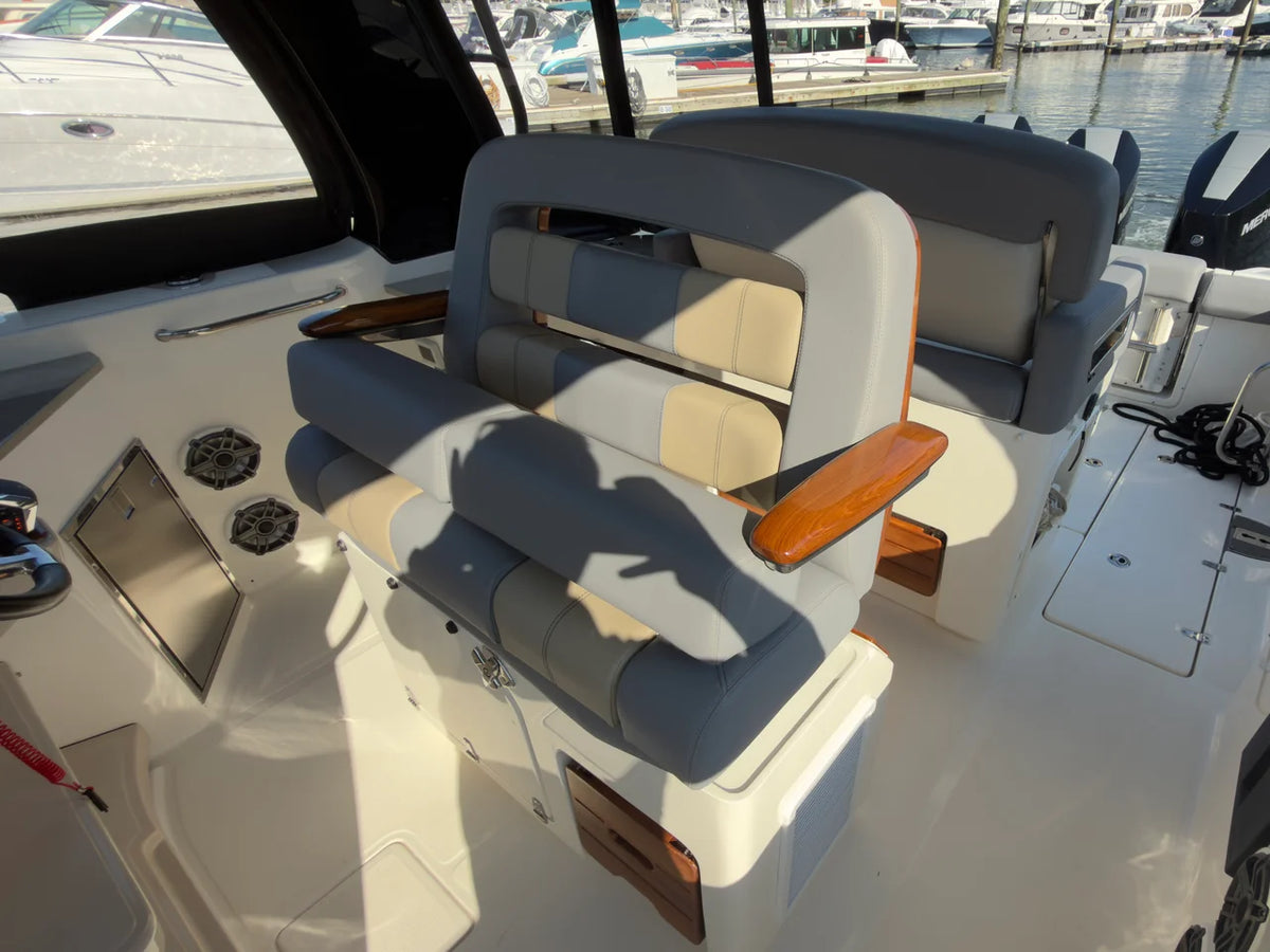 2025 Boston Whaler 350 REALM 35.0 feet, Greenwich, CT #19