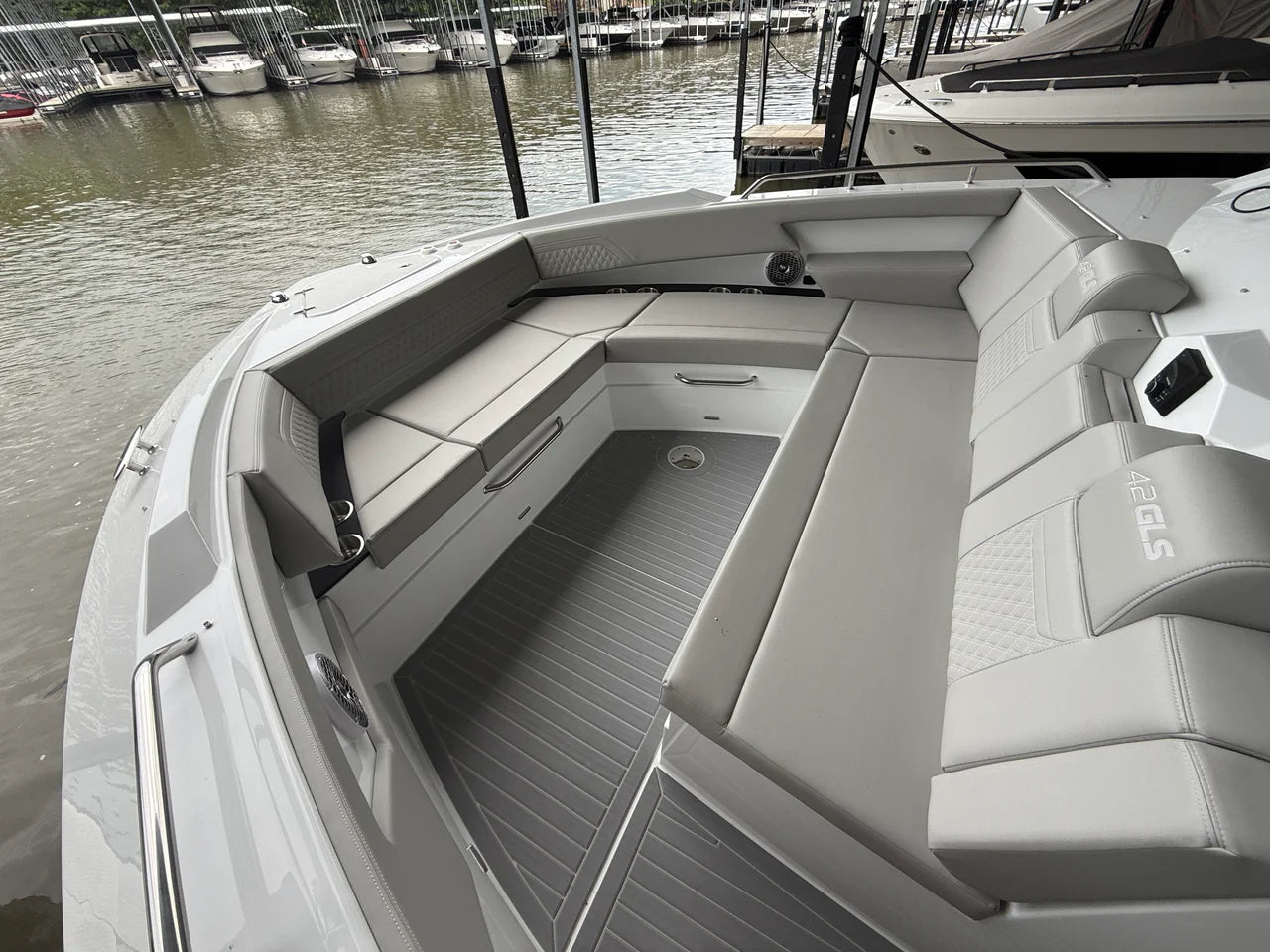 2027 Cruisers Yachts 42 GLS Outboard 42.0 feet, Lake Ozark, Missouri #11