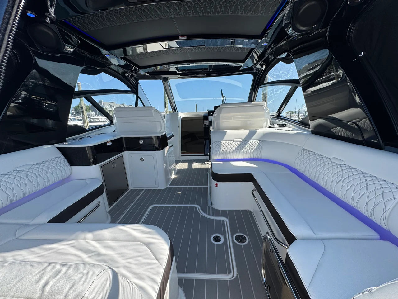 2025 Sea Ray 370 SUNDANCER OB 39.0 feet, Clearwater, Florida #8