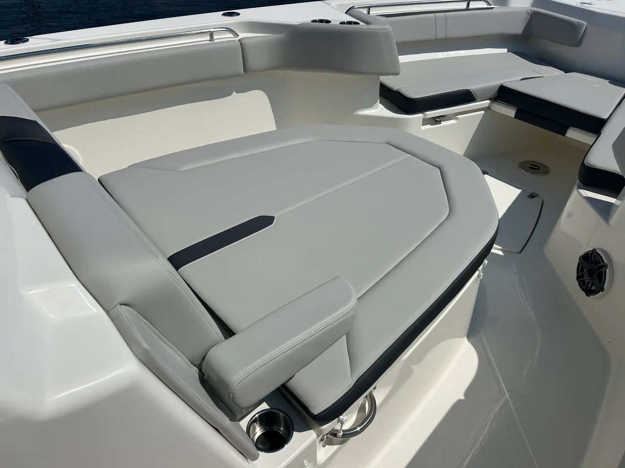 2026 Boston Whaler 330 Outrage 33.0 feet, Pensacola, Florida #37