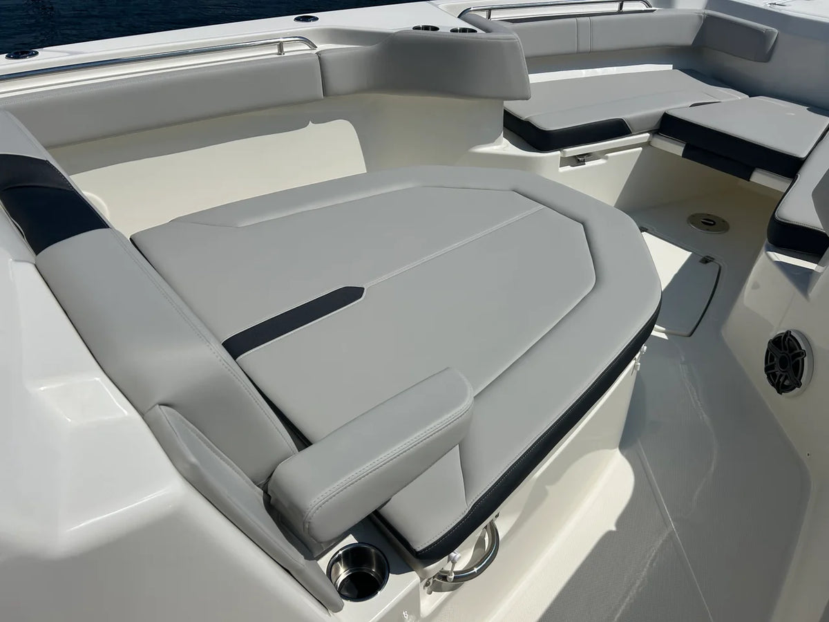 2026 Boston Whaler 330 Outrage 33.0 feet, Pensacola, Florida #37