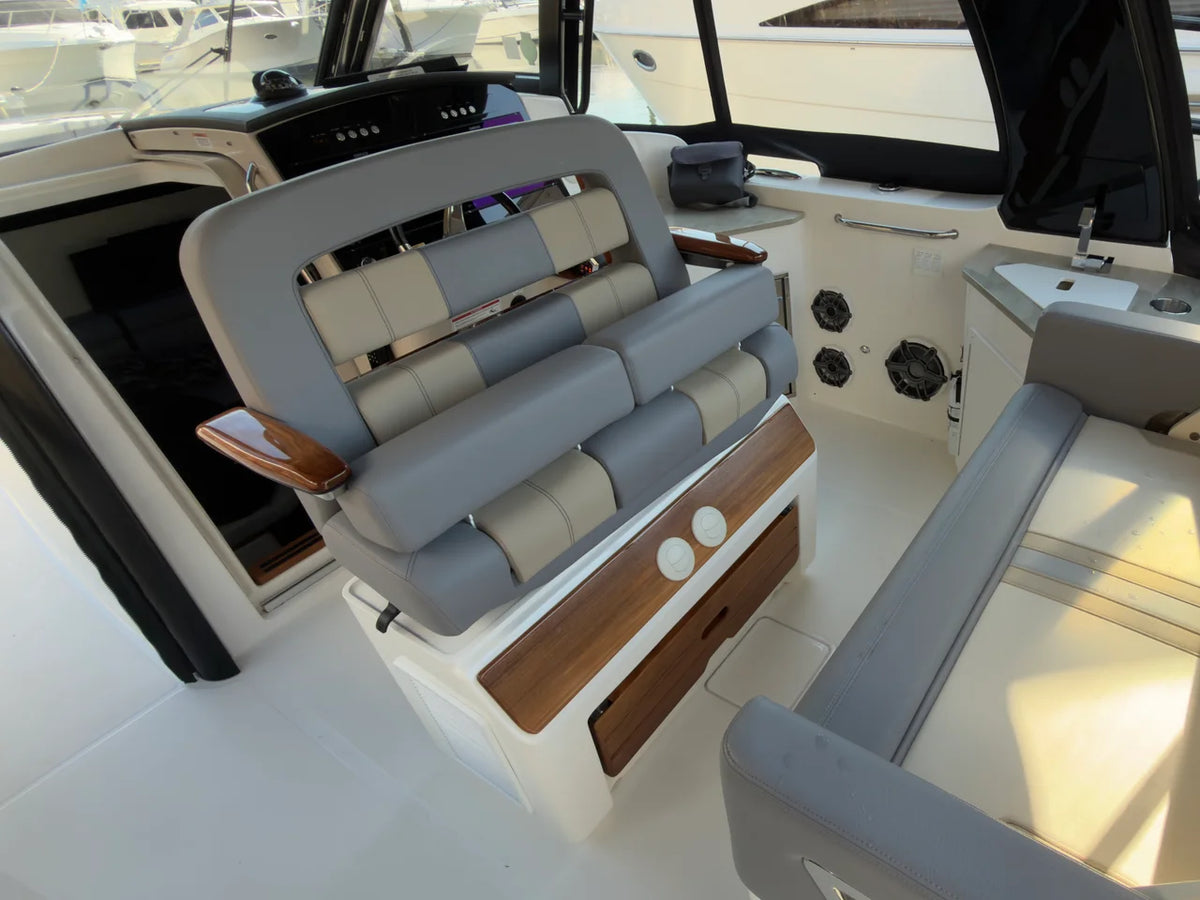 2025 Boston Whaler 350 REALM 35.0 feet, Greenwich, CT #37