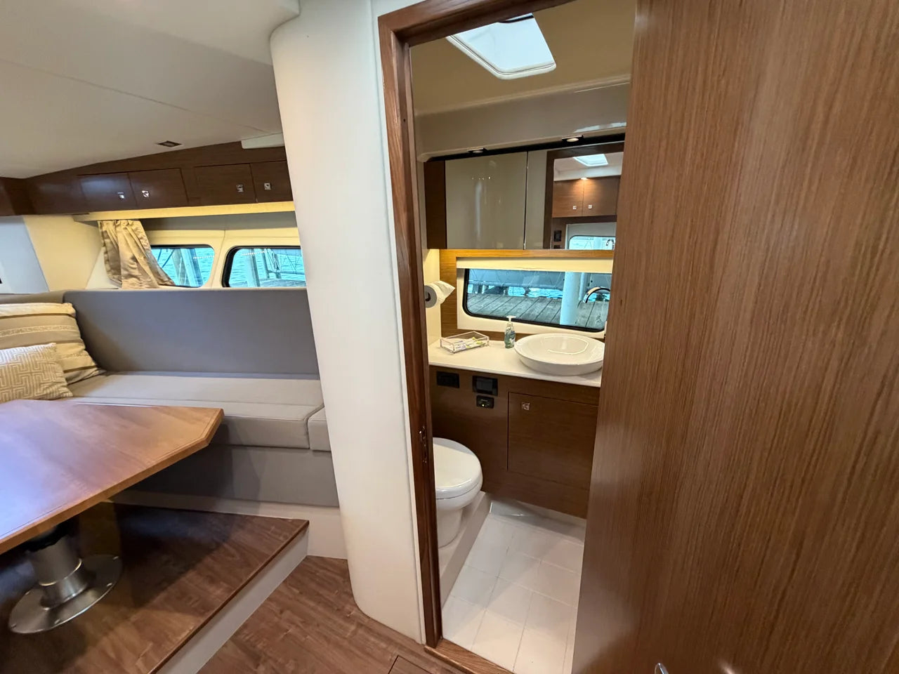 2015 Cruisers Yachts 390 EXPRESS COUPE 39.0 feet, Excelsior, Minnesota #21