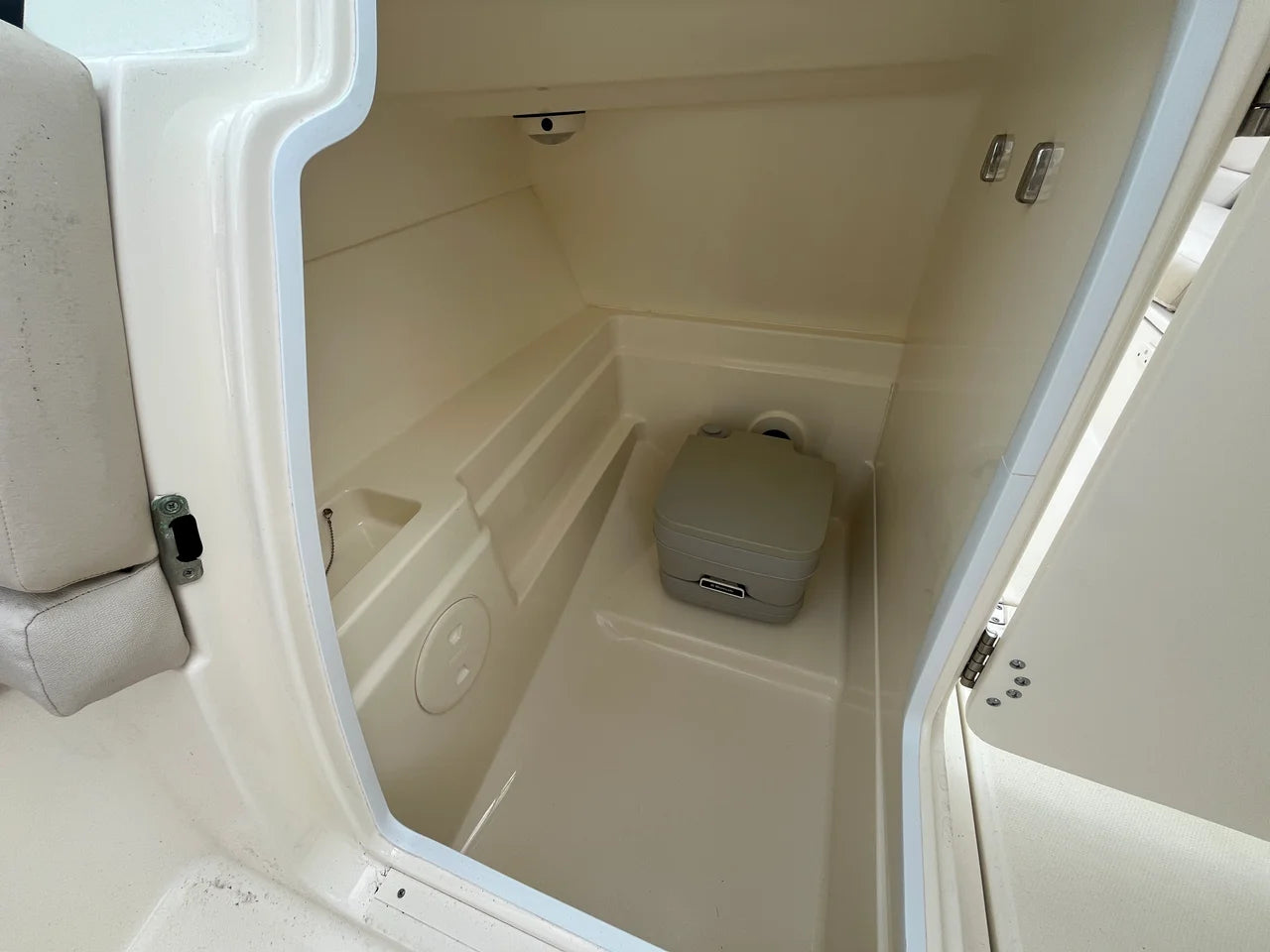 2013 Boston Whaler 230 VANTAGE 23.0 feet, Greenville, SC #22