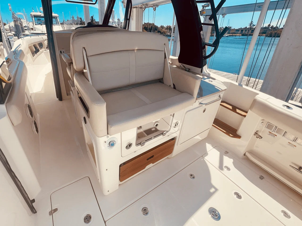2023 Boston Whaler 350 REALM 35.0 feet, Stuart, FL #25