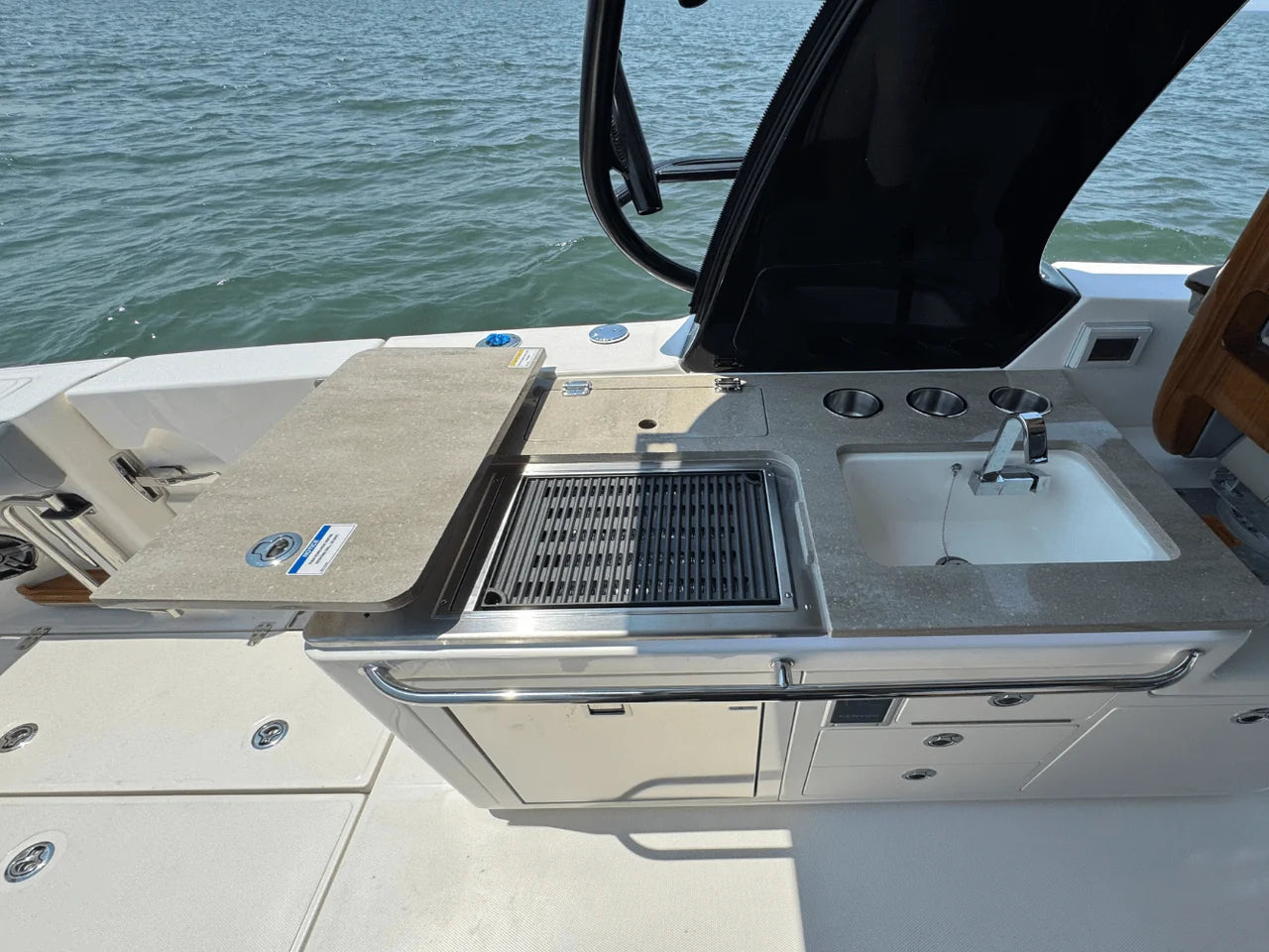 2025 Boston Whaler 380 Realm 38.0 feet, Huntington, NY #42